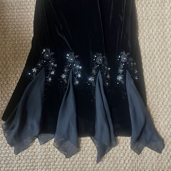 S.L. Fashions VTG Dress Black Velvet Midi Handkerchief Hem Witchy Whimsy Goth - Picture 3 of 9